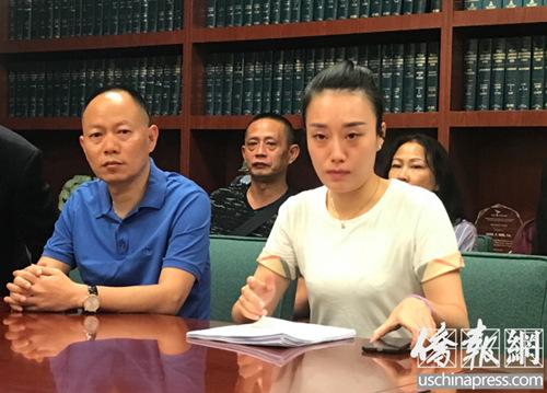 2018年6月8日上午，在柔似蜜鄧洪律師事務(wù)所內(nèi)召開江玥案新聞發(fā)布會，江玥的父親江勇、表姐徐翔趕到現(xiàn)場，面對記者宣讀家屬陳述書，強烈要求嚴(yán)懲兇手。（美國《僑報》/章寧 攝）