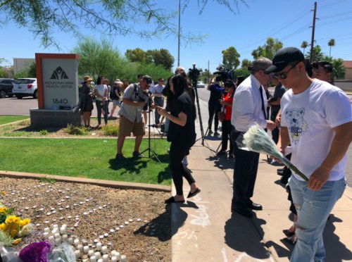 2018年6月11日亞利桑那州坦佩市，中國留學(xué)生江玥被槍殺現(xiàn)場附近，家人及當(dāng)?shù)貎S界為江玥舉行了追思會。當(dāng)?shù)厝A人、留學(xué)生及亞利桑那州主流媒體參與現(xiàn)場活動。(美國僑報網(wǎng)/楊文田 供圖)