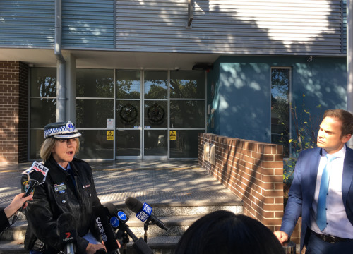 偵緝警司李維斯（左）在新聞發(fā)布會(huì)現(xiàn)場(chǎng)接受記者采訪。（本報(bào)記者/攝）