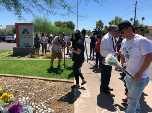 江玥追思會現(xiàn)場。(美國《僑報》/江玥家人供圖)