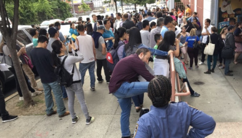 會場外也擠滿家長。(美國《世界日報》/黃伊奕攝)