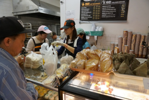 阿波羅餅屋負責人陳美玲表示，臺式口味的肉粽和客家堿粽，很受顧客歡迎。(美國《世界日報》/林群攝)