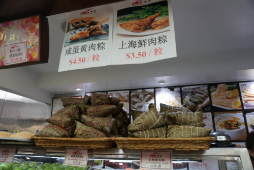 上海鮮肉粽的價格約3.5元，店家表示，雖然成本上漲，但粽子售價不敢漲。(美國《世界日報》/林群攝)
