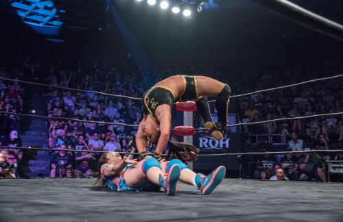 于敏綺的另一個身分是令對手膽寒的職業(yè)摔角格斗選手Karen Q。(于敏綺提供)