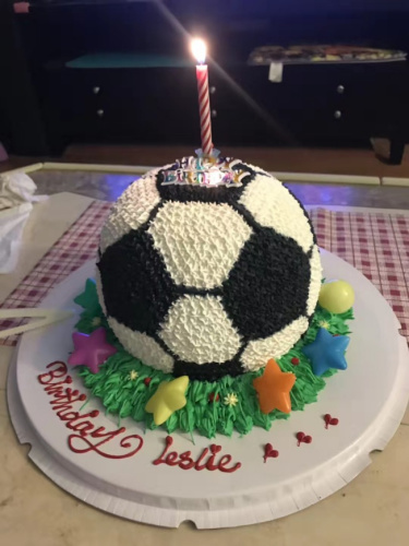 美國華人足球發(fā)燒友過生日。(美國《世界日報》/ Leslie供圖)