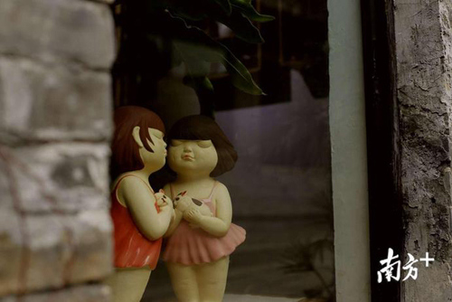 目心陶舍櫥窗里的《旺春風(fēng)》，最吸引游客舉起鏡頭。