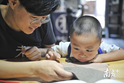 南風(fēng)古灶體驗(yàn)玩泥巴的小朋友。