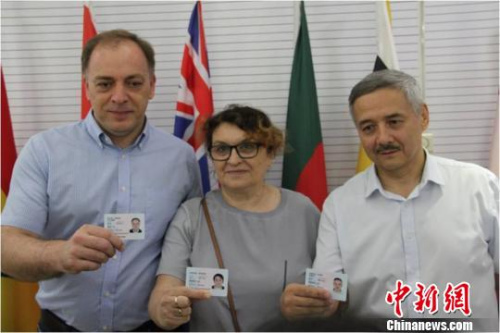 廣州警方外國人永久居留身份首發(fā)儀式(資料圖)。警方供圖