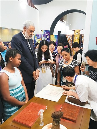 圖為巴哈馬駐華大使斯特林·寬特?cái)y家人參觀非遺展覽。（趙鵬飛 攝）