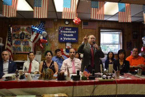 寇頓(右三)呼吁當(dāng)?shù)孛癖娊⒆约壕S權(quán)組織，保護(hù)孩子權(quán)益。(美國《世界日報》／牟蘭 攝)