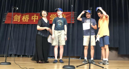 帶上畢業(yè)生特有的藍(lán)色紀(jì)念帽。(圖片來源：中國駐紐約總領(lǐng)館微信公眾號)