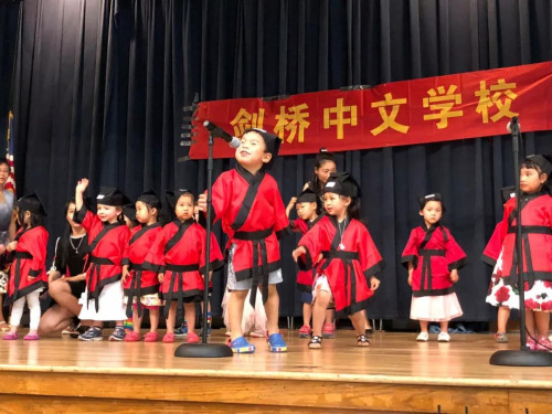 娃娃學(xué)中文，歡樂特別多！(圖片來源：中國駐紐約總領(lǐng)館微信公眾號)