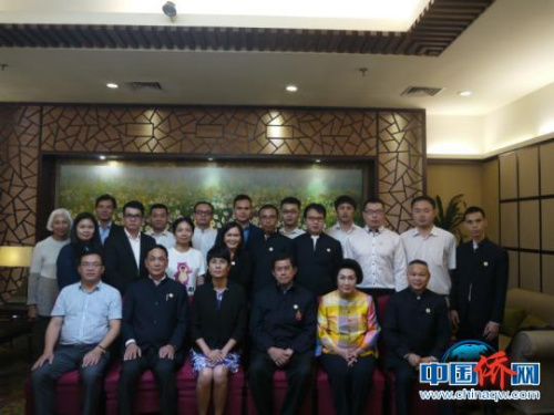 圖為廣西外僑辦副主任陳潔與考察團成員合影 譚楊 攝