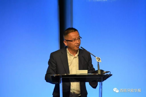 歐華傳媒董事長(zhǎng)裘成謙先生發(fā)表獲獎(jiǎng)感言(圖片來(lái)源：西班牙歐華報(bào)微信公眾號(hào))