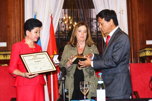 2017年3月28日，阿根廷聯(lián)邦首都布宜諾斯艾利斯市市議會通過決議，授予旅阿華僑唐清慧女士為該市“榮譽市民”稱號。受訪者供圖