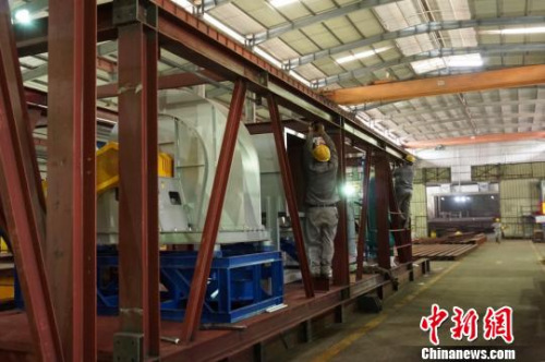 圖為福建鐵拓機械有限公司生產(chǎn)車間?！￠Z旭 攝