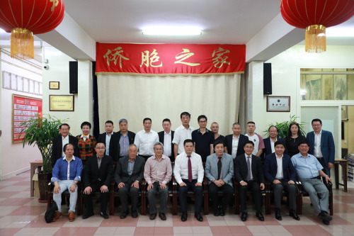 座談會(huì)后，代表團(tuán)與旅法僑界代表合影。