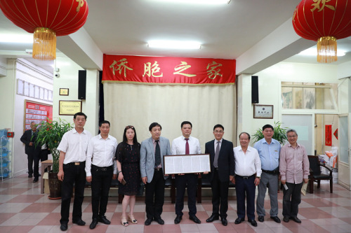 任俐敏主席代表華僑華人會(huì)捐出了首屆主席團(tuán)(旅法華僑俱樂(lè)部)名單牌匾。