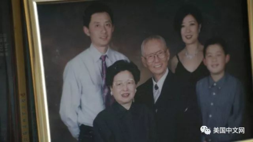 圖為張俊杰全家福。(圖片來源：美國中文網(wǎng)微信公眾號/門萌萌 攝)