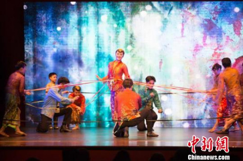 新加坡聚舞坊表演的《錦繡娘惹》?！⊥鯐酝?攝