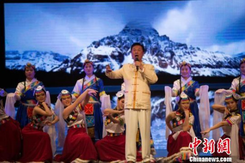 演出現(xiàn)場(chǎng)?！⊥鯐酝?攝