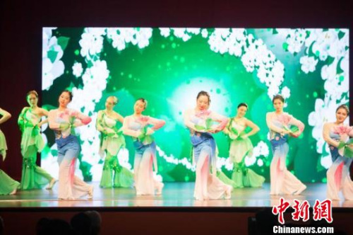 澳大利亞藝術(shù)團(tuán)表演的《茉莉花》?！⊥鯐酝?攝