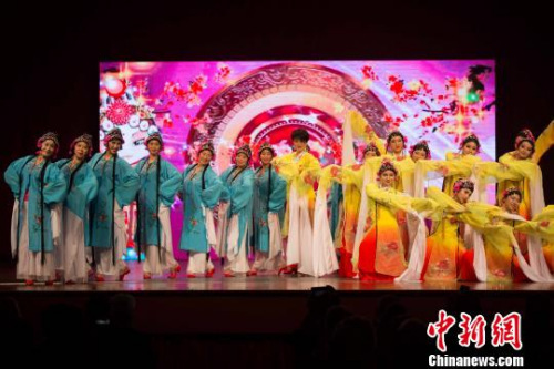 澳大利亞藝術(shù)團(tuán)表演的《京劇舞韻》?！⊥鯐酝?攝