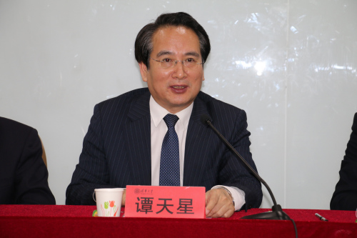 中央統(tǒng)戰(zhàn)部副部長譚天星出席中國僑商投資企業(yè)協(xié)會專題研修班開班式并講話。