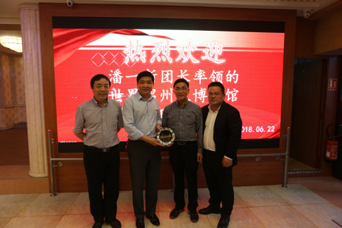 代表團(tuán)向法華工商聯(lián)合會(huì)贈(zèng)送征集紀(jì)念。(《歐洲時(shí)報(bào)》黃冠杰 攝)
