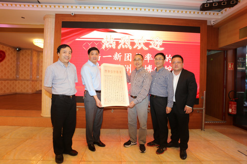 代表團(tuán)向法華工商聯(lián)合會(huì)贈(zèng)送征集紀(jì)念。(《歐洲時(shí)報(bào)》黃冠杰 攝)