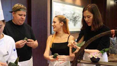 網(wǎng)絡(luò)達(dá)人們在四季酒店包粽子