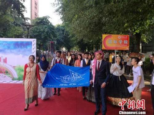 廣州暨南大學舉辦炫酷畢業(yè)啟程禮 凸顯畢業(yè)儀式感 郭軍 攝