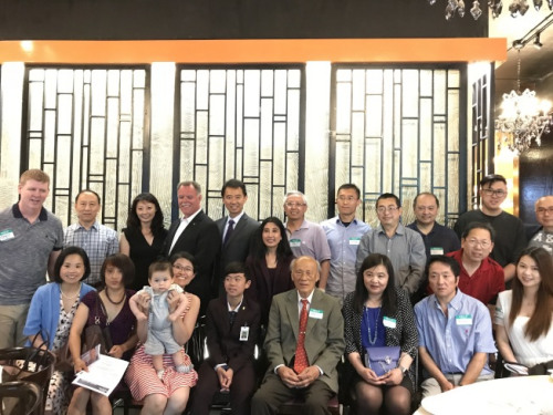 麥卡錫(后排左四)訪華埠，與民眾合影。(圖片來(lái)源：美國(guó)《世界日?qǐng)?bào)》/董宇攝)