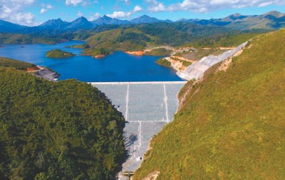 位于老撾賽松本省崇山峻嶺中的南湃水電站。 