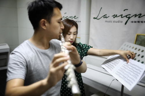 6月23日，長(zhǎng)笛初學(xué)者宮澤在田萌指導(dǎo)下練習(xí)曲目。他說(shuō)，“葡萄樹(shù)中法音樂(lè)教育”是他經(jīng)過(guò)對(duì)20多個(gè)長(zhǎng)笛培訓(xùn)機(jī)構(gòu)逐一對(duì)比之后才做出的選擇。(圖片來(lái)源：本文圖片均由歐洲時(shí)報(bào)特約記者李雪峰 攝)