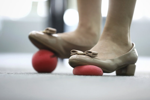 通過(guò)腳踩海綿球來(lái)練習(xí)腹肌運(yùn)氣，這是田萌在多年的長(zhǎng)笛吹奏過(guò)程中自己總結(jié)出的練習(xí)方法。她說(shuō)，這種方法對(duì)吹奏長(zhǎng)笛的女性作用尤其明顯。(圖片來(lái)源：本文圖片均由歐洲時(shí)報(bào)特約記者李雪峰 攝)