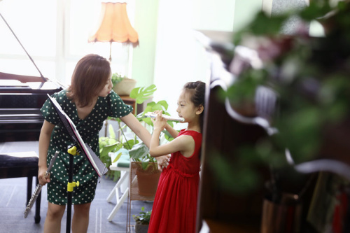 田萌說(shuō)，有些學(xué)生很努力，但學(xué)習(xí)效果并不盡如人意，演奏姿勢(shì)不正確就是其中的主要原因之一。因此在教學(xué)過(guò)程中，她特別強(qiáng)調(diào)演奏姿勢(shì)的正確。(圖片來(lái)源：本文圖片均由歐洲時(shí)報(bào)特約記者李雪峰 攝)