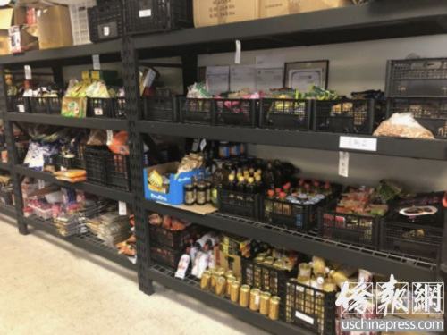 貨架上的商品琳瑯滿目(僑報(bào)記者王馨謠攝) 貨架上的商品琳瑯滿目(僑報(bào)記者王馨謠攝)