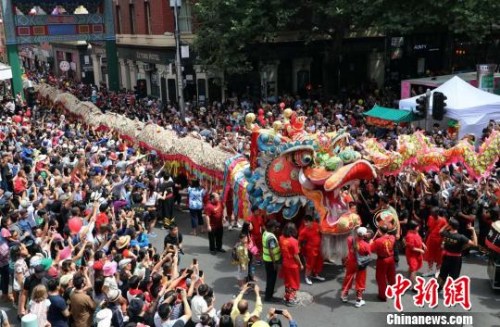 澳華歷史博物館的千禧龍巡游盛況?！w清 攝