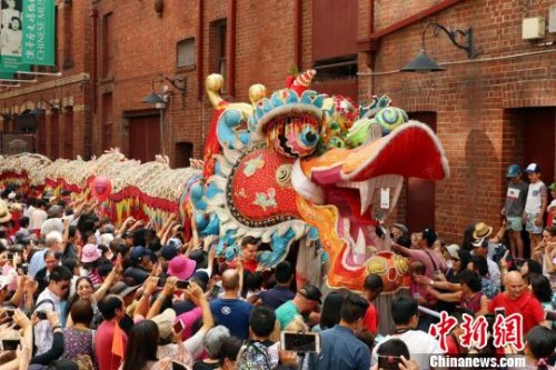 澳華歷史博物館的千禧龍巡游盛況?！w清 攝
