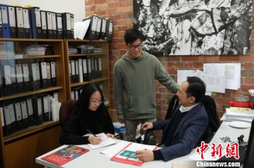 澳華歷史博物館副主席王興鄉(xiāng)與同事商討博物館建設(shè)情況?！w清 攝