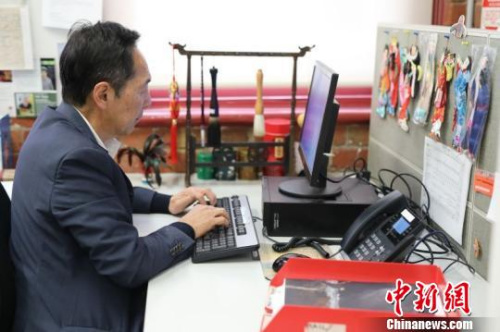 澳華歷史博物館副主席王興鄉(xiāng)在博物館做了30多年的志愿者?！w清 攝