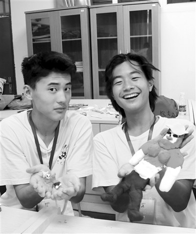 營(yíng)員制作惠安女泥人。