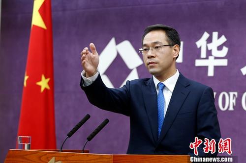 7月5日，中國商務(wù)部在北京舉行例行新聞發(fā)布會。按原定時間表，美國將于7月6日起對華340億美元輸美商品加征關(guān)稅。商務(wù)部新聞發(fā)言人高峰在發(fā)布會上就相關(guān)問題表明中方立場：面對威脅不低頭；捍衛(wèi)自由貿(mào)易不動搖；不打貿(mào)易戰(zhàn)第一槍。<a target='_blank' >中新社</a>記者 李慧思 攝