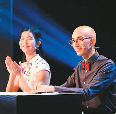 　來(lái)自美國(guó)的艾墨本獲得“漢教英雄會(huì)”季軍。圖為艾墨本(右一)在比賽中。