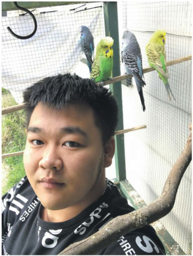 Eric和愛鳥在一起。（《新西蘭中文先驅(qū)報》）