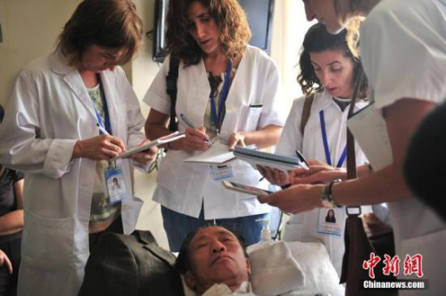 資料圖：7月10日，“洋中醫(yī)”認(rèn)真記筆記。近日，11名西班牙“洋中醫(yī)”來到位于昆明市的云南省中醫(yī)院，開始為期3周的推拿和針灸學(xué)習(xí)。近年來，隨著國際社會對中醫(yī)的關(guān)注度不斷提高，越來越多的外國人來中國學(xué)習(xí)這門古老醫(yī)術(shù)，云南省中醫(yī)院每年都要接收約200名來自國外的醫(yī)生和留學(xué)生進修學(xué)習(xí)。<a target='_blank' >中新社</a>記者 劉冉陽 攝