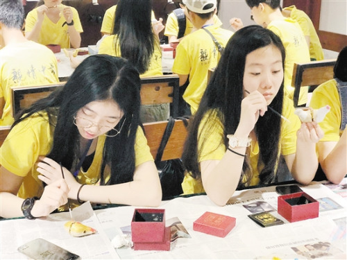 親手制作鎮(zhèn)濠泥雞。