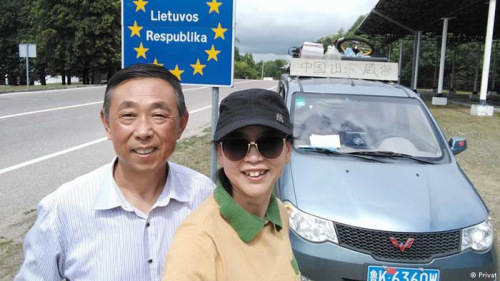 退休的黃黎黎帶著老婆自駕橫穿歐洲大陸（來源：德國之聲中文網(wǎng)）