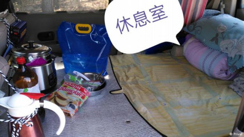 兩人在車?yán)锼X的地方（來源：德國之聲中文網(wǎng)）